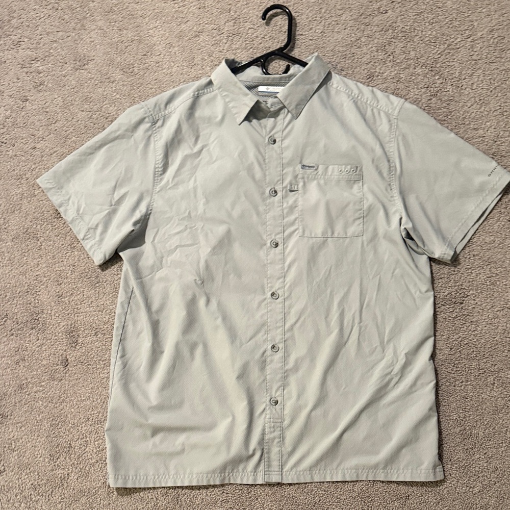 Columbia Men's Light Gray Casual Button Down Shirt